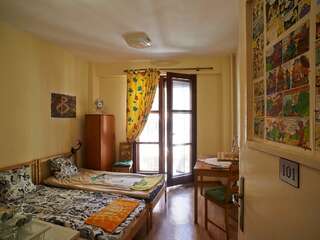 Гостевой дом Hipster Guest Rooms Пловдив Двухместный номер с 2 отдельными кроватями и балконом-1