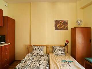 Гостевой дом Hipster Guest Rooms Пловдив Двухместный номер с 2 отдельными кроватями и балконом-5