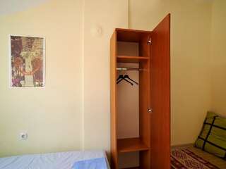 Гостевой дом Hipster Guest Rooms Пловдив Трехместный номер с общей ванной комнатой-9