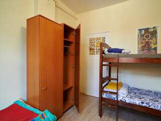 Гостевой дом Hipster Guest Rooms Пловдив Четырехместный номер с общей ванной комнатой-2